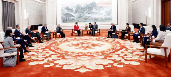 Wang Yi incontra la delegazione della National Committee on American Foreign Policy