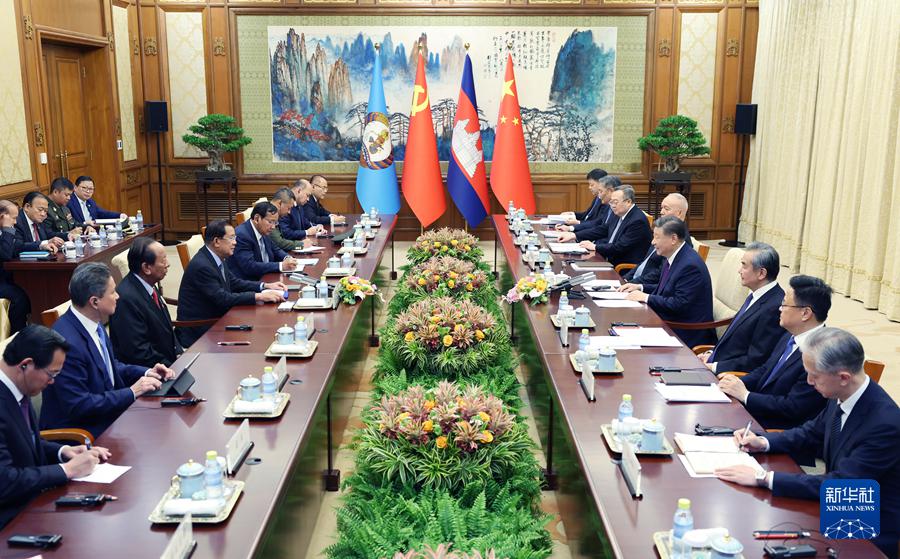 Xi Jinping incontra il Presidente del Partito popolare cambogiano Samdech Hun Sen