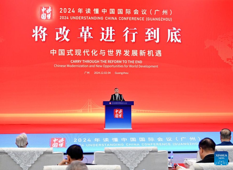 Li Shulei, membro dell'Ufficio Politico del Comitato Centrale del Partito Comunista Cinese (PCC) e capo del Dipartimento di Comunicazione del Comitato Centrale del PCC, legge la lettera di congratulazioni del Presidente cinese Xi Jinping alla conferenza Understanding China del 2024 e pronuncia un discorso programmatico alla cerimonia di apertura della conferenza a Guangzhou, provincia meridionale del Guangdong. (3 dicembre 2024 - Xinhua/Zhang Ling)