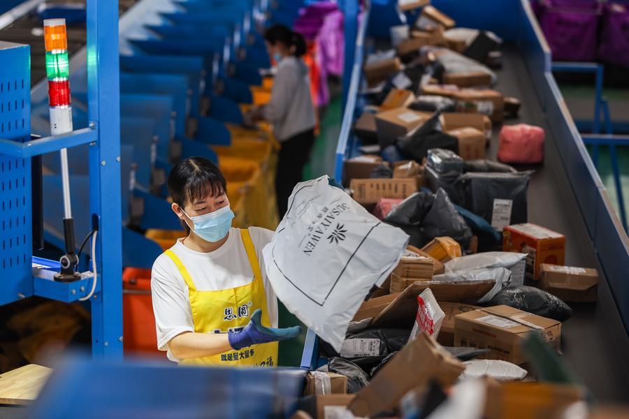 Membro dello staff smista pacchi presso un'azienda di logistica nella contea di Lanshan della città di Yongzhou, provincia centrale cinese dello Hunan. (10 novembre 2022 - Xinhua/Peng Hua)