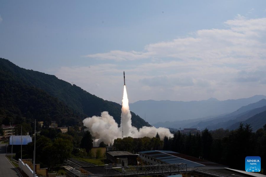 Un razzo vettore Kuaizhou-1A (KZ-1A) trasportante un nuovo satellite di telerilevamento decolla dal centro di lancio satellitare di Xichang nella provincia sud-occidentale cinese del Sichuan. (4 dicembre 2024 - Xinhua/Yang Xi)