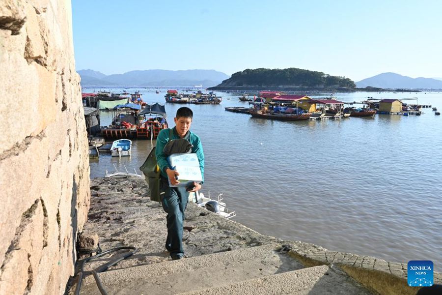 Postino devoto sulla rotta marittima del Fujian