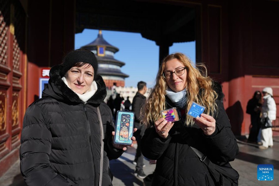 Turisti stranieri visitano la Cina in massa spinti dalla politica di esenzione visto