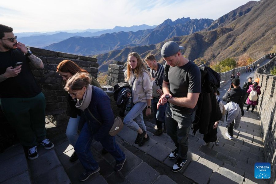 Turisti stranieri visitano la Cina in massa spinti dalla politica di esenzione visto