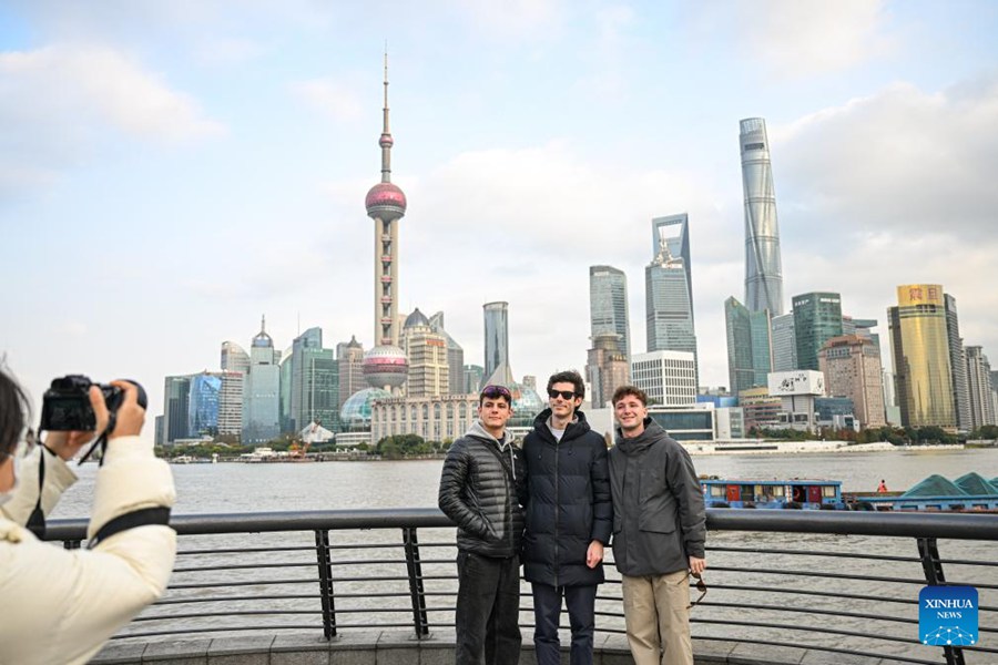 Turisti stranieri visitano la Cina in massa spinti dalla politica di esenzione visto