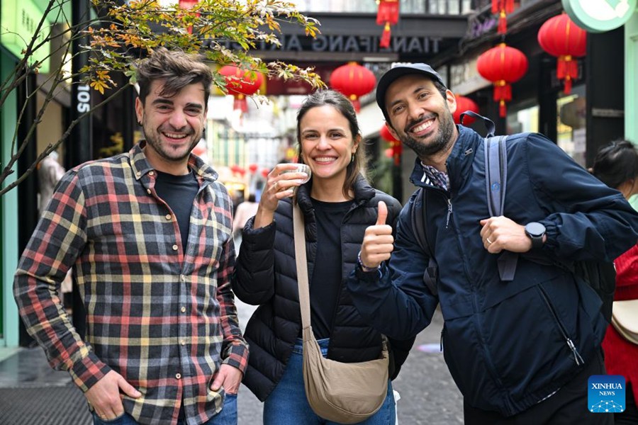 Turisti stranieri visitano la Cina in massa spinti dalla politica di esenzione visto