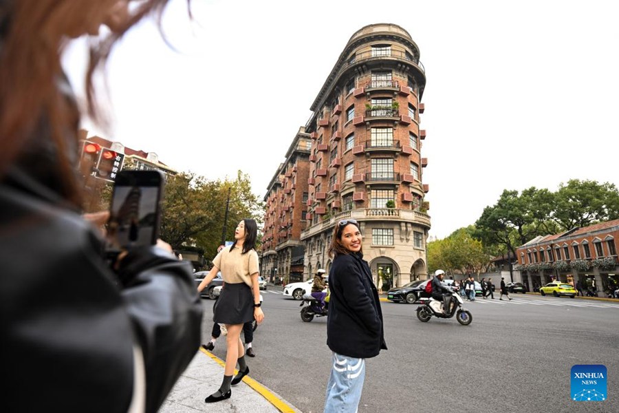 Turisti stranieri visitano la Cina in massa spinti dalla politica di esenzione visto