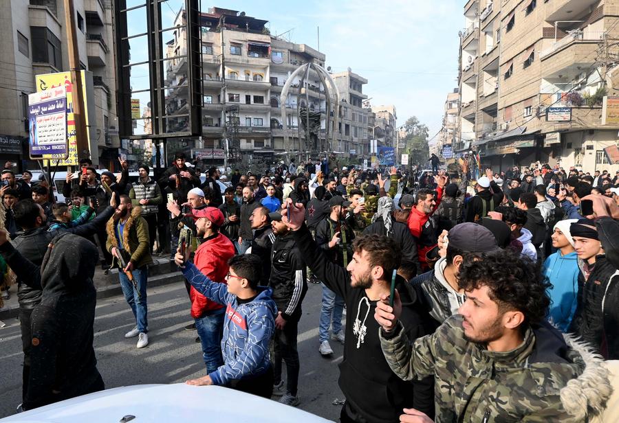 Gente del posto si raduna in una strada di Damasco, Siria. (8 dicembre 2024 - Xinhua)