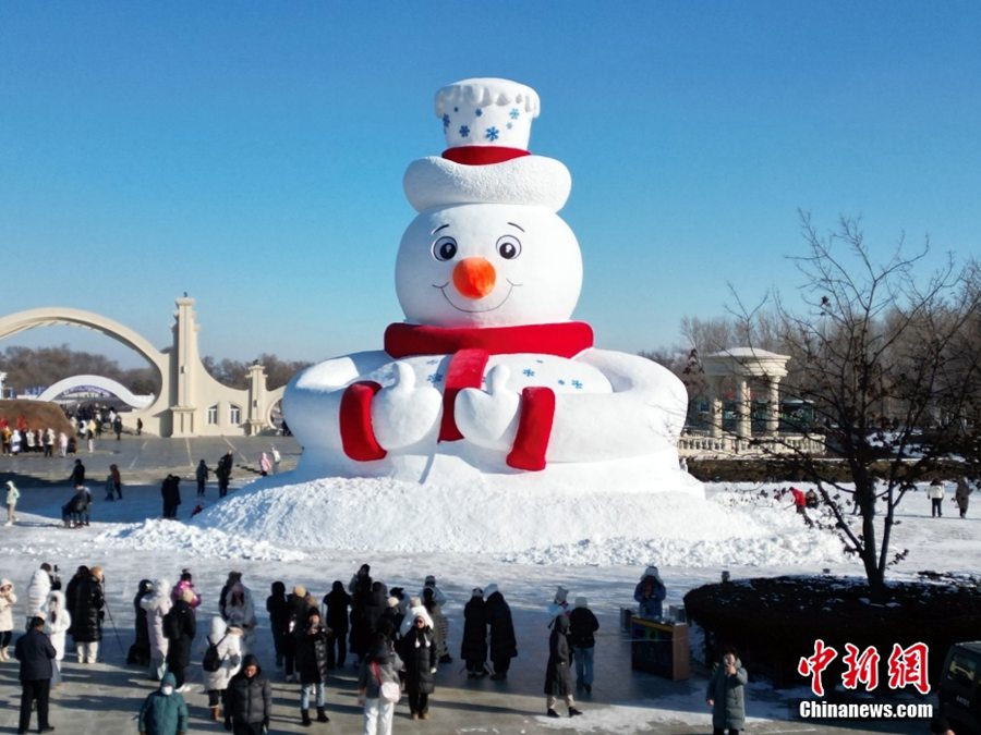 Harbin, gigante pupazzo di neve
