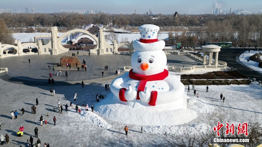 Harbin, gigante pupazzo di neve