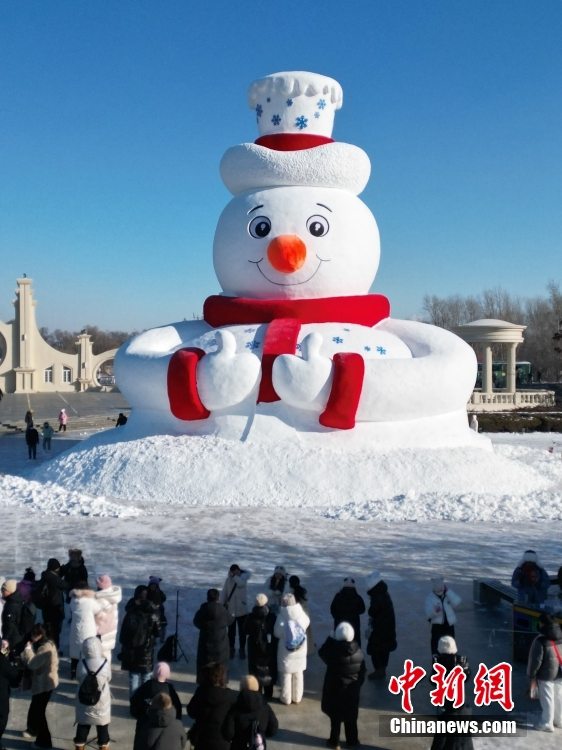 Harbin, gigante pupazzo di neve