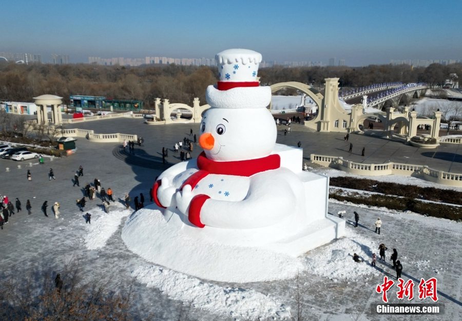 Harbin, gigante pupazzo di neve