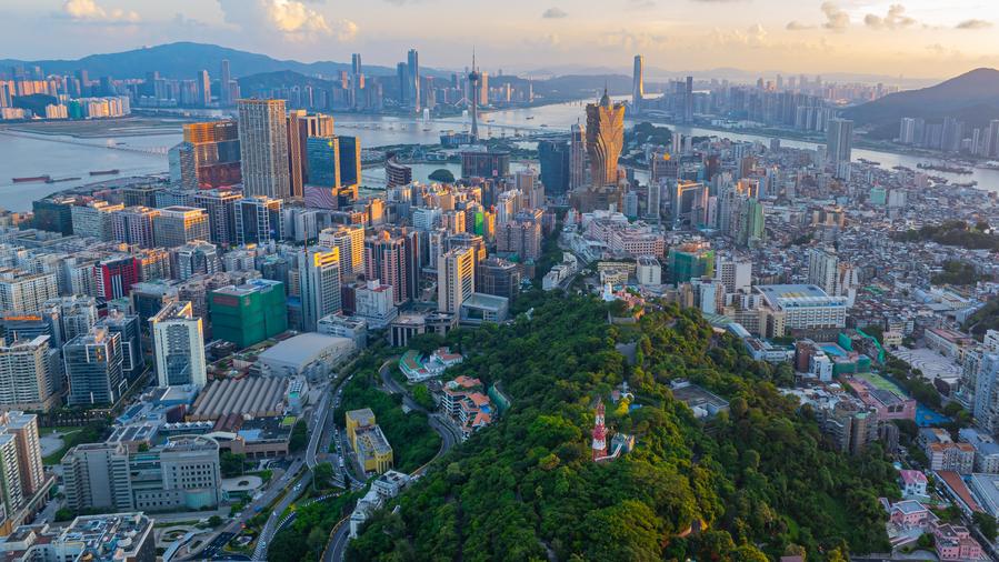 Vista aerea della penisola di Macao (in primo piano) nella Cina meridionale. (8 luglio 2024 - Xinhua/Cheong Kam Ka)