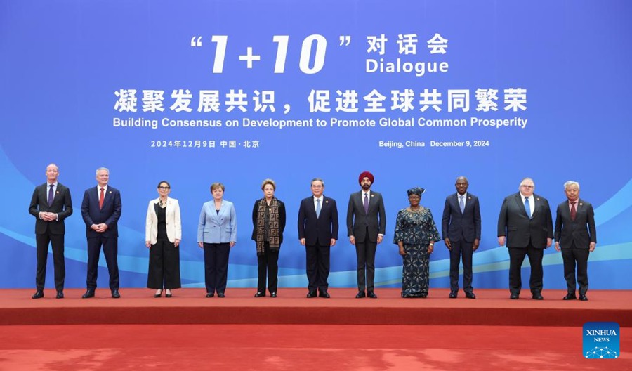 Il premier cinese Li Qiang tiene il dialogo "1+10" con i responsabili di 10 organizzazioni economiche internazionali, tra cui la presidente della New Development Bank Dilma Rousseff, il presidente del Gruppo della Banca Mondiale Ajay Banga, la direttrice generale del Fondo monetario internazionale Kristalina Georgieva, la direttrice generale dell'Organizzazione mondiale del commercio Ngozi Okonjo-Iweala e altri, presso la Diaoyutai State Guesthouse a Beijing, capitale della Cina. (9 dicembre 2024 - Xinhua/Ding Haitao)