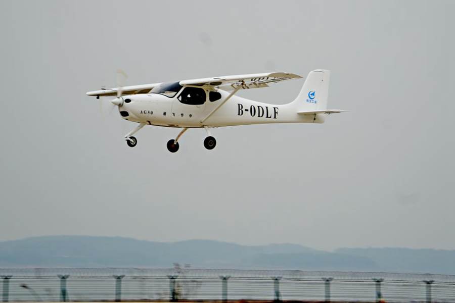 AG50 modificato effettua il volo inaugurale in un aeroporto di Jingmen, nella provincia centrale cinese dello Hubei. (9 dicembre 2024 - AVIC/Foto in concessione a Xinhua)