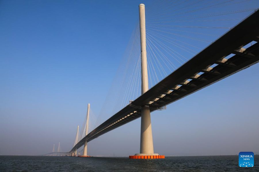 Vista del ponte del Porto di Gaolan (con due torri) e del ponte Huangmaohai (con tre torri) nella provincia del Guangdong, Cina meridionale. (7 dicembre 2024 - Xinhua/Liu Dawei)