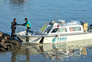 Postino devoto sulla rotta marittima del Fujian