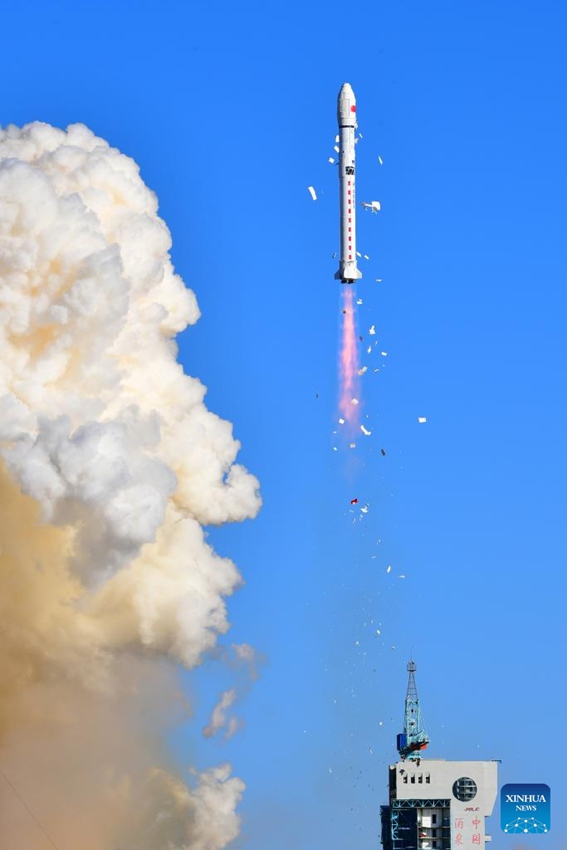 Un razzo vettore Long March-2D trasportante un gruppo di cinque satelliti sperimentali decolla dal Jiuquan Satellite Launch Center nella Cina nord-occidentale. (12 dicembre 2024 - Xinhua/Wang Jiangbo)