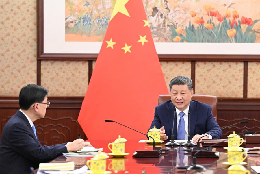 Xi Jinping ascolta il rapporto di John Lee Ka Chiu