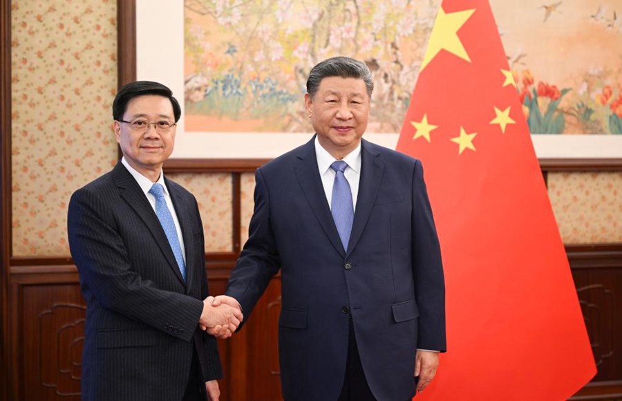 Xi Jinping ascolta il rapporto di John Lee Ka Chiu