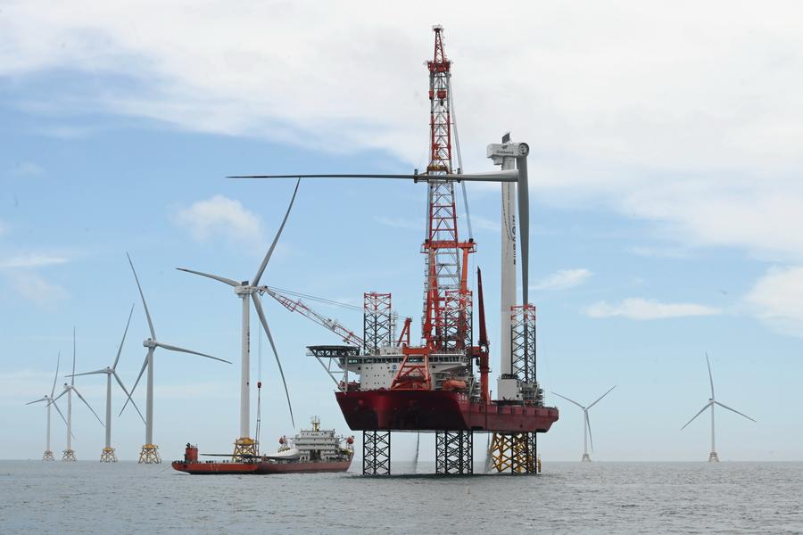Operai che installano la pala di una turbina eolica da 16 megawatt della fase 2 del progetto del parco eolico di Zhangpu nella provincia sudorientale cinese del Fujian. (19 giugno 2024 - Xinhua/Lin Shanchuan)