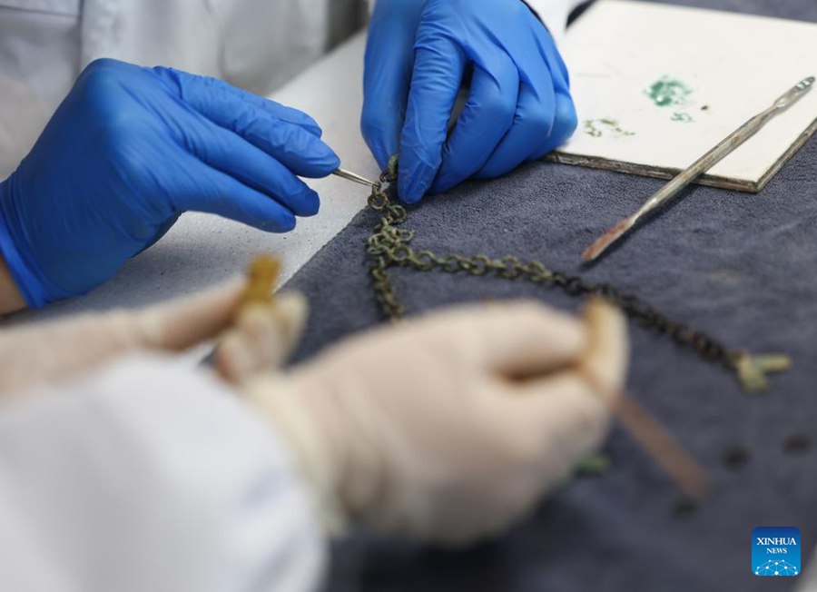 Archeologi ispezionano reliquie in bronzo presso un istituto di ricerca delle rovine di Sanxingdui, nella città di Guanghan, provincia del Sichuan, Cina sud-occidentale. (16 dicembre 2024 - Xinhua/Jiang Hongjing)