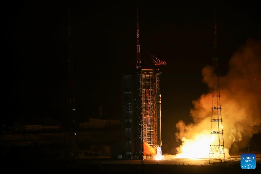 La Cina lancia un gruppo satellitare