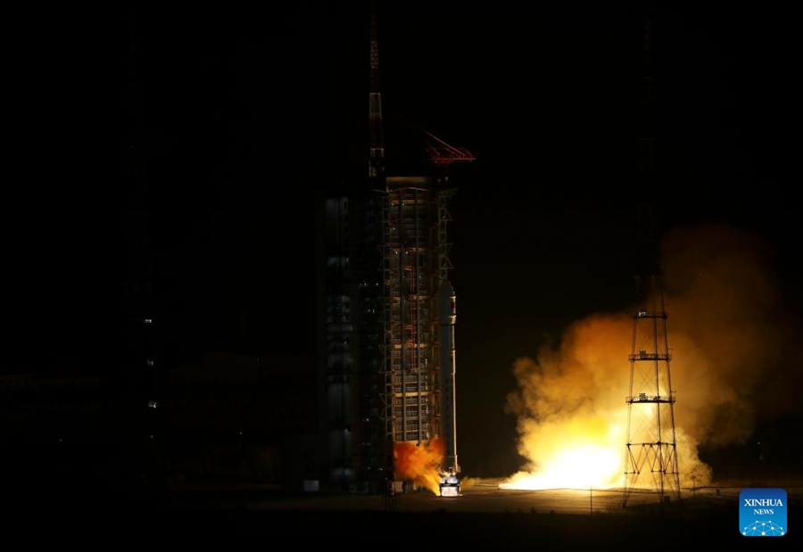 La Cina lancia un gruppo satellitare