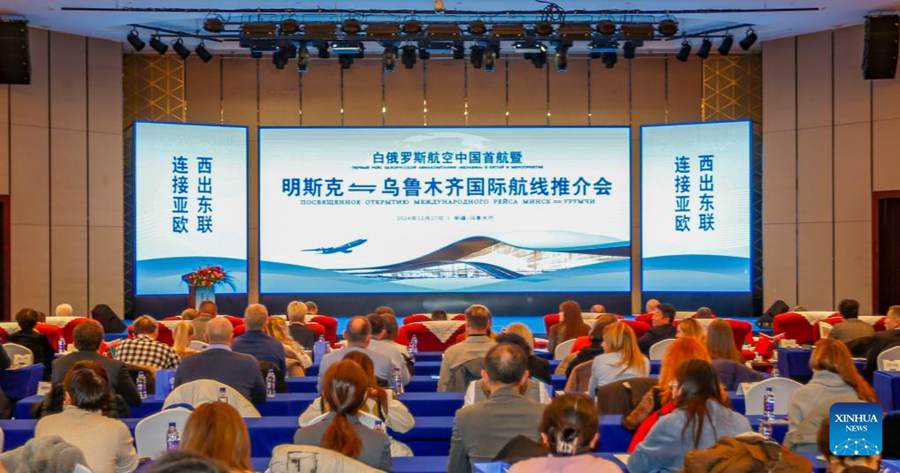 Incontro promozionale per una nuova rotta aerea che collegherà Urumqi, capoluogo della regione autonoma uigura dello Xinjiang, nella Cina nordoccidentale, e Minsk, capitale della Bielorussia, tenuto a Urumqi. (17 dicembre 2024 - Xinhua/Chen Shuo)