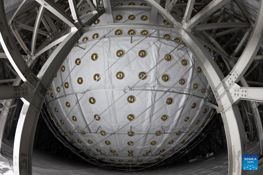 Il più grande rivelatore di neutrini sferico trasparente del mondo inizia a riempirsi di acqua ultrapura