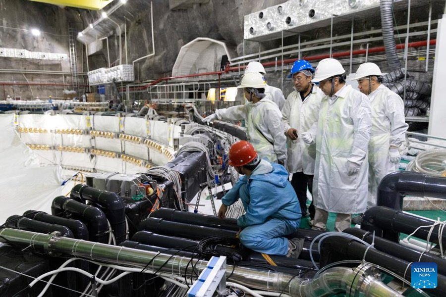 Il più grande rivelatore di neutrini sferico trasparente del mondo inizia a riempirsi di acqua ultrapura