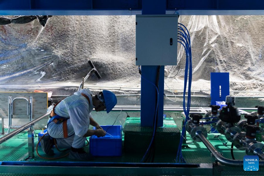Il più grande rivelatore di neutrini sferico trasparente del mondo inizia a riempirsi di acqua ultrapura