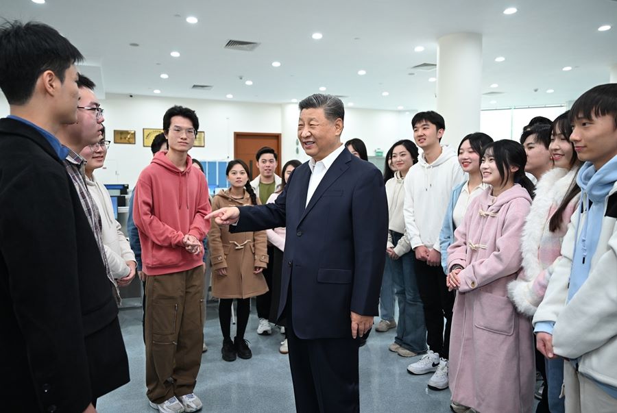 Visita d'ispezione di Xi Jinping all'Università di Scienza e Tecnologia di Macao