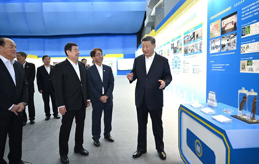Visita d'ispezione di Xi Jinping all'Università di Scienza e Tecnologia di Macao