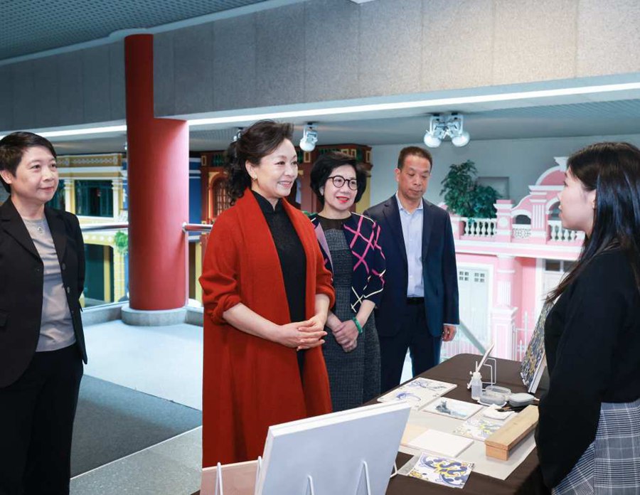 Peng Liyuan visita il Museo di Macao