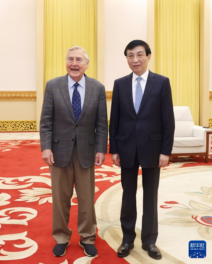 Wang Huning, presidente del Comitato Permanente dell'Ufficio Politico del Comitato Centrale del Partito Comunista Cinese, incontra Graham Allison, professore all'Università di Harvard, a Beijing, capitale della Cina. (19 dicembre 2024 - Xinhua/Liu Weibing)