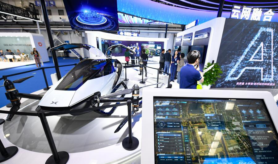 Stand espositivo di China Telecom durante la conferenza mondiale sui veicoli intelligenti connessi del 2024 a Beijing, capitale della Cina. (17 ottobre 2024 - Xinhua/Chen Zhonghao)