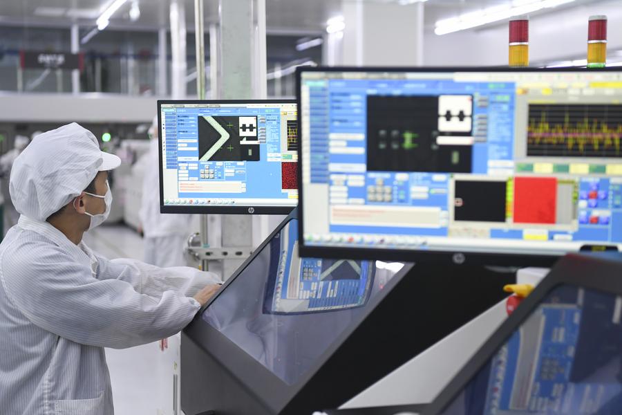 Membro dello staff lavora in una fabbrica di display nella municipalità di Chongqing, Cina sud-occidentale. (20 settembre 2024 - Xinhua/Wang Quanchao)