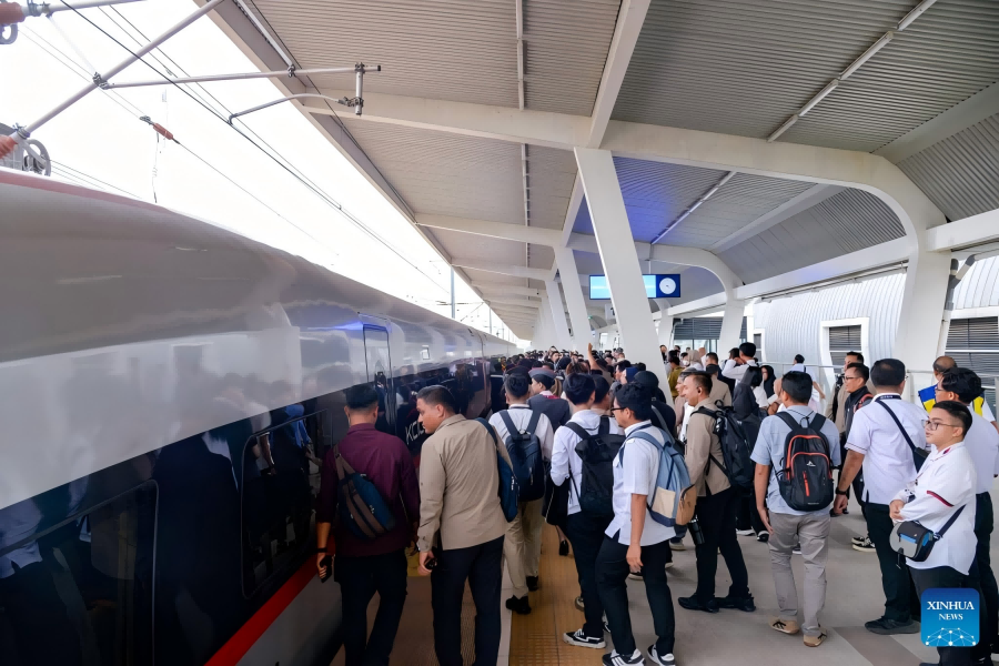 Passeggeri aspettano un treno ad alta velocità sulla banchina della stazione di Karawang della ferrovia ad alta velocità Giacarta-Bandung a Giava Occidentale, Indonesia. (24 dicembre 2024 - Xinhua/Xu Qin)