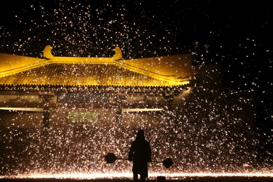 Dunhuang, spettacolo di folklore popolare per accogliere il nuovo anno