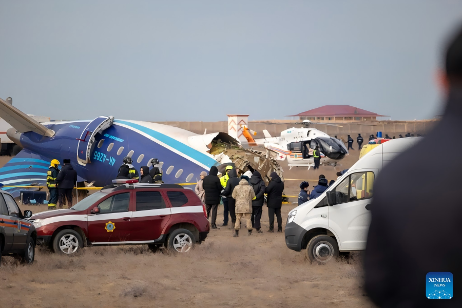 Sito dell'incidente aereo nei pressi di Aktau, Kazakistan. (25 dicembre 2024 - Xinhua/Isa Tazhenbayev)