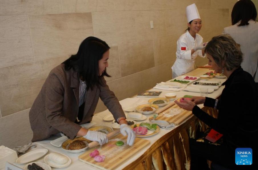 Un'ospite partecipa alla preparazione di ravioli presso l'ambasciata cinese negli Stati Uniti a Washington, D.C. (20 dicembre 2024 - Xinhua/Yan Liang)