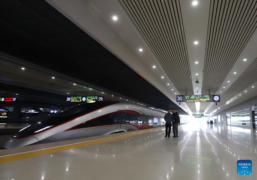 Un treno ad alta velocità da Huzhou arriva alla stazione ferroviaria Hongqiao di Shanghai nella Cina orientale. (26 dicembre 2024 - Xinhua/Fang Zhe)