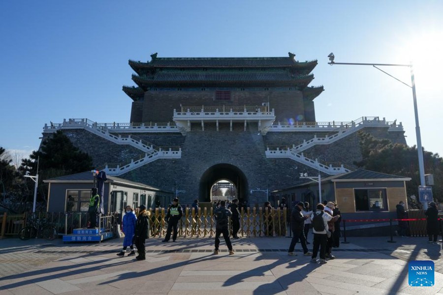 Visitatori alla torre di guardia di Zhengyangmen. (26 dicembre 2024 - Xinhua/Ju Huanzong)