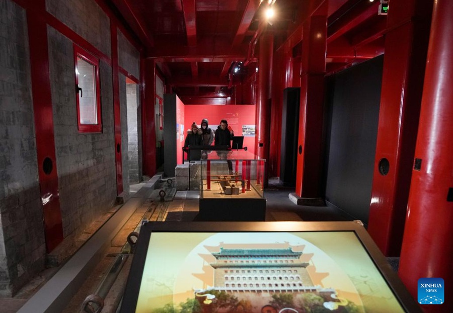 La torre di guardia Zhengyangmen a Beijing riapre al pubblico