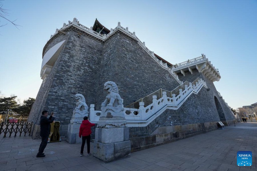 La torre di guardia Zhengyangmen a Beijing riapre al pubblico
