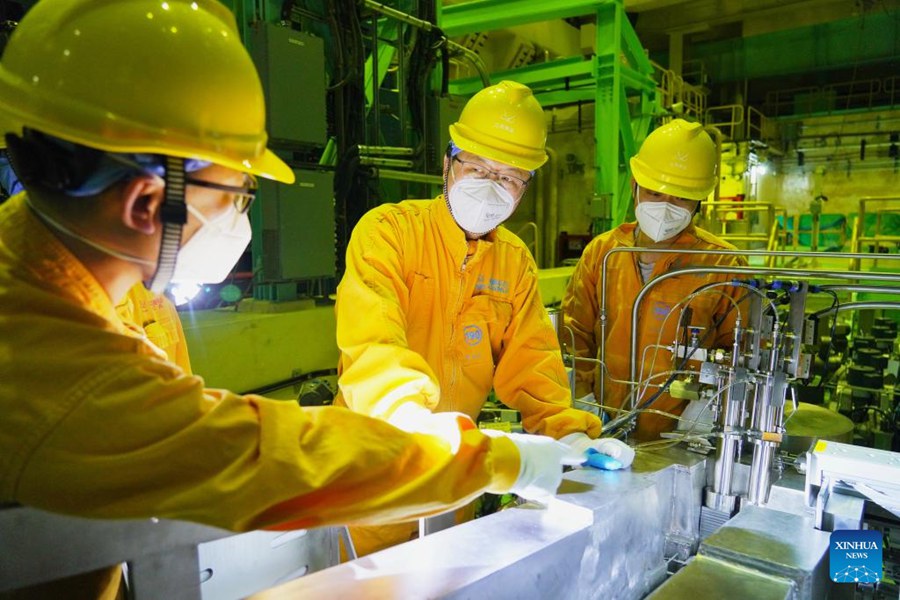 Lavoratori regolano e testano il primo reattore commerciale cinese per la produzione di isotopi tramite irradiazione in linea presso la base nucleare di Qinshan gestita dalla China National Nuclear Corporation (CNNC). (26 dicembre 2024 - CNNC/in gentile concessione a Xinhua)