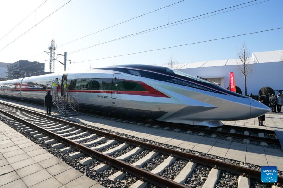 Treno proiettile CR450AF a Beijing, capitale della Cina. (29 dicembre 2024 - Xinhua/Ju Huanzong)