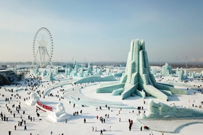 Il più grande parco a tema ghiaccio e neve del mondo apre nella "città di ghiaccio" della Cina