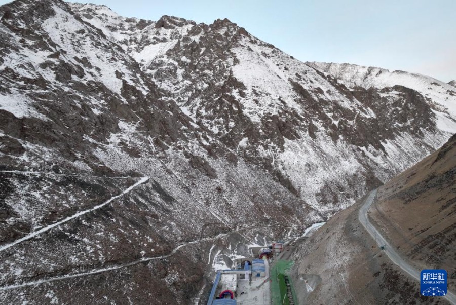 Lo Xinjiang cinese completa il tunnel autostradale più lungo del mondo